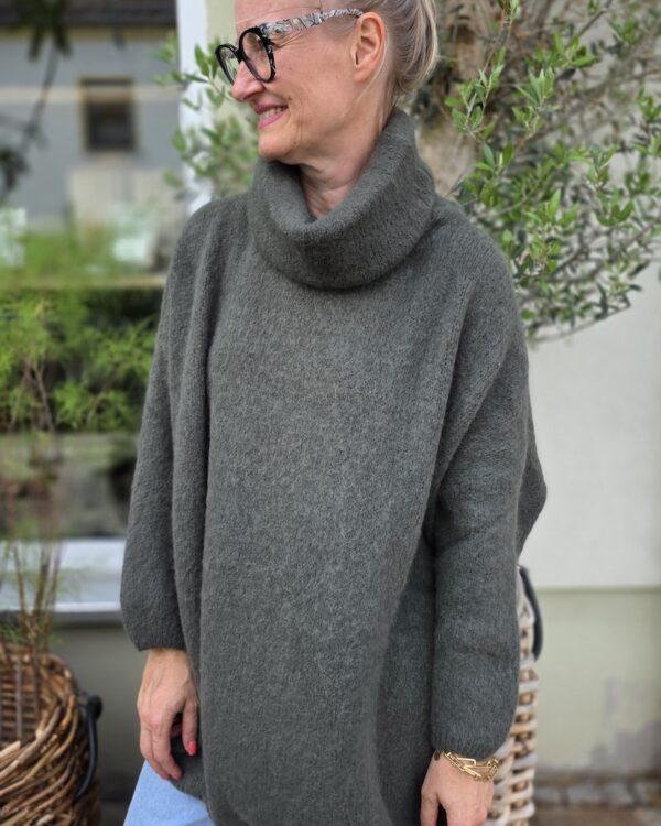 Pulli Conny mit Rollkragen in Black & Military Green von Outryght
